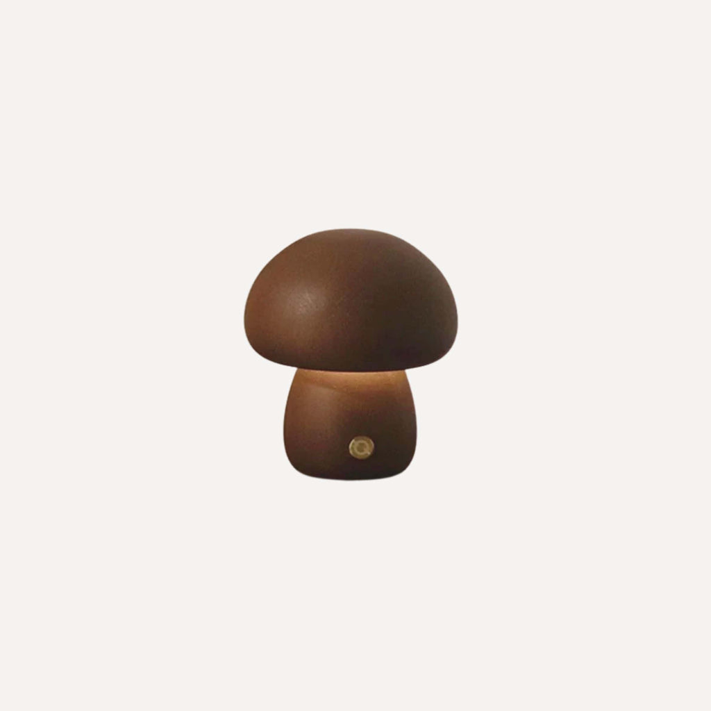 La veilleuse bébé champignon couleur châtaigne diffuse une lumière douce et boisée, pour envelopper les nuits d’un halo rassurant et naturel, fidèle à l’univers chaleureux de Bellemoon.