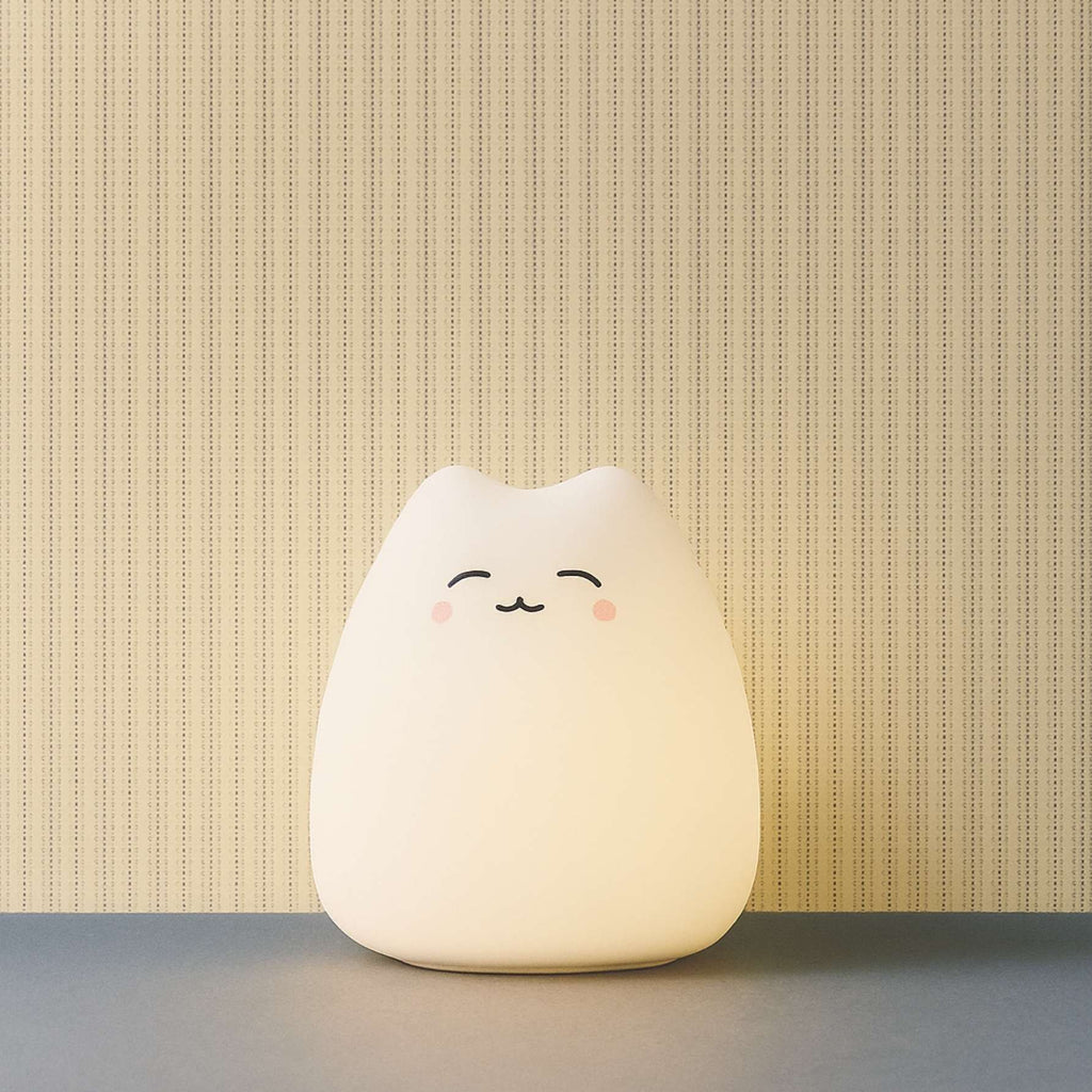La veilleuse bébé chat au style happy illumine les nuits d’une lueur joyeuse et apaisante, avec son sourire tendre et rassurant fidèle à l’univers poétique de Bellemoon.