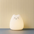 La veilleuse bébé chat au style happy illumine les nuits d’une lueur joyeuse et apaisante, avec son sourire tendre et rassurant fidèle à l’univers poétique de Bellemoon.
