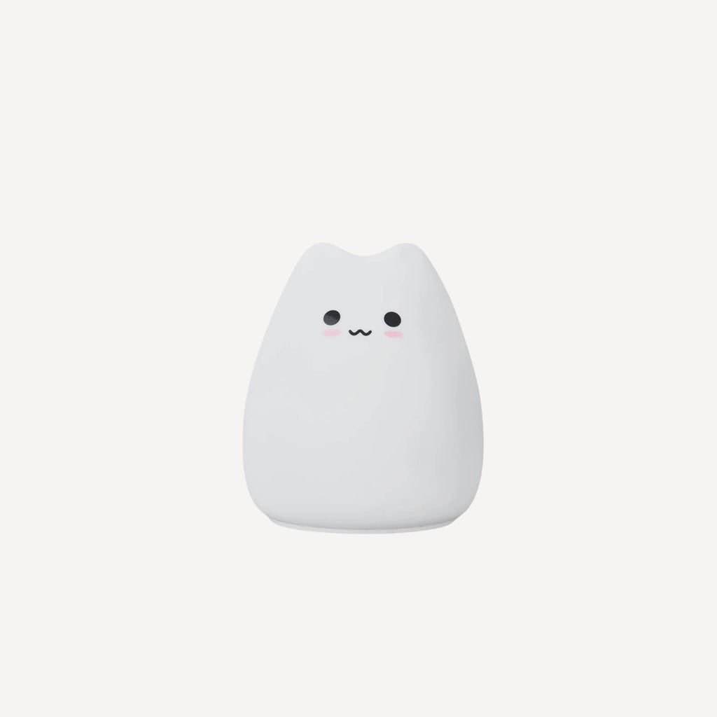 La veilleuse bébé chat au style happy illumine les nuits d’une lueur joyeuse et apaisante, avec son sourire tendre et rassurant fidèle à l’univers poétique de Bellemoon.
