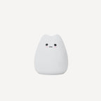 La veilleuse bébé chat au style happy illumine les nuits d’une lueur joyeuse et apaisante, avec son sourire tendre et rassurant fidèle à l’univers poétique de Bellemoon.