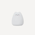 La veilleuse bébé chat au style sweet diffuse une lumière douce et réconfortante, avec son expression paisible et câline fidèle à l’univers tendre de Bellemoon.