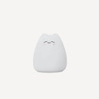La veilleuse bébé chat au style sweet diffuse une lumière douce et réconfortante, avec son expression paisible et câline fidèle à l’univers tendre de Bellemoon.
