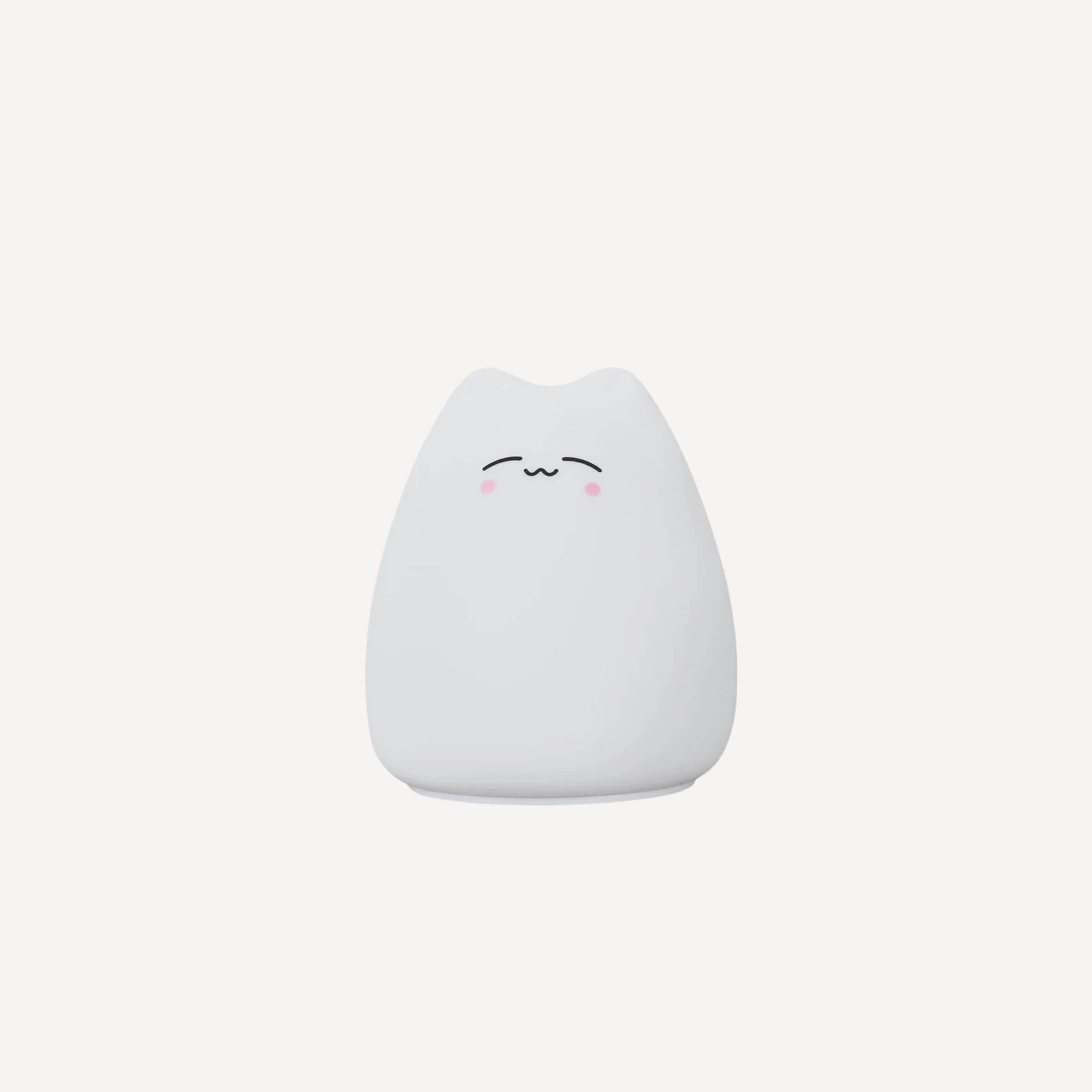 La veilleuse bébé chat au style sweet diffuse une lumière douce et réconfortante, avec son expression paisible et câline fidèle à l’univers tendre de Bellemoon.