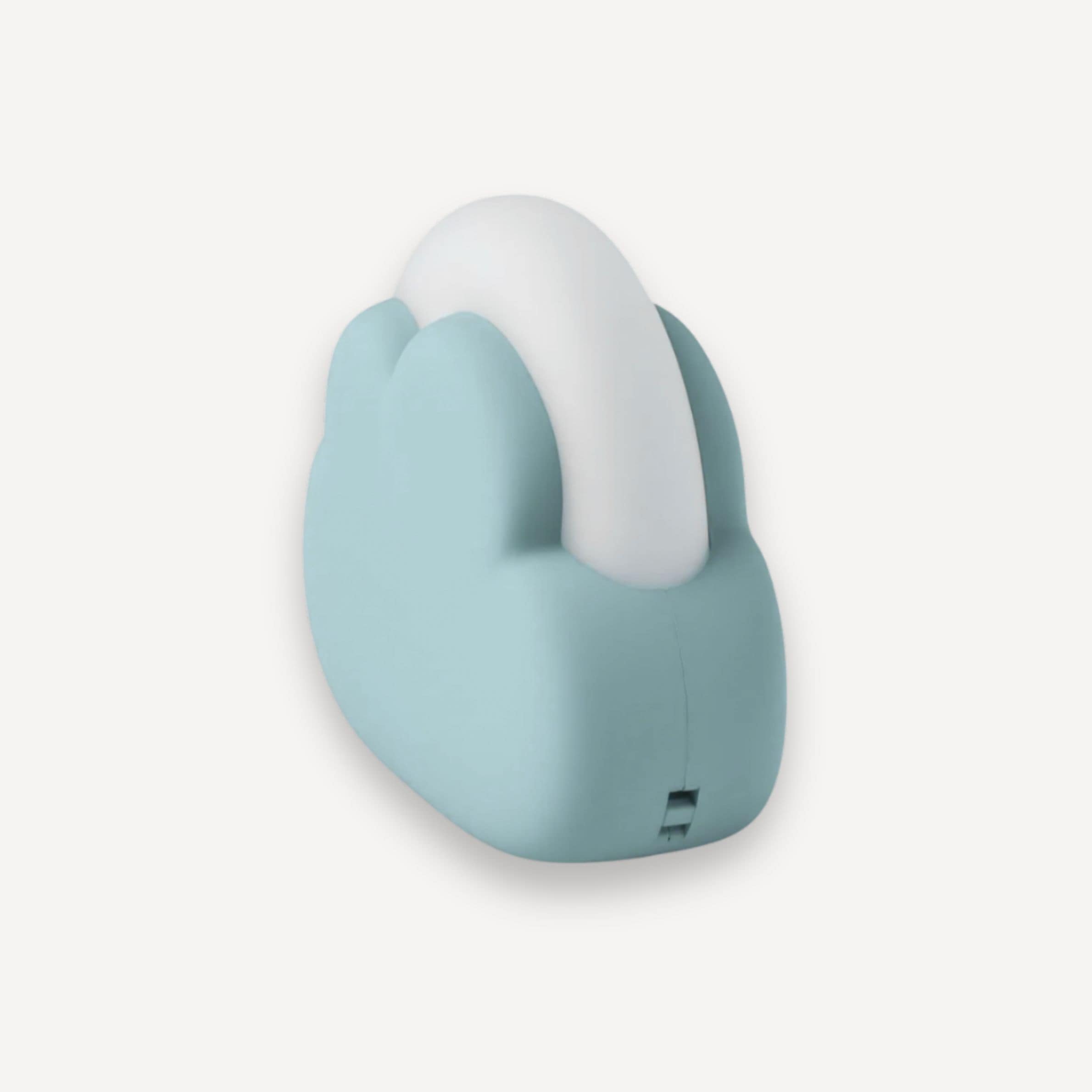 Vue de profil, notre veilleuse bébé nuage révèle ses courbes douces et réconfortantes, pour une touche apaisante fidèle à l’univers Bellemoon.