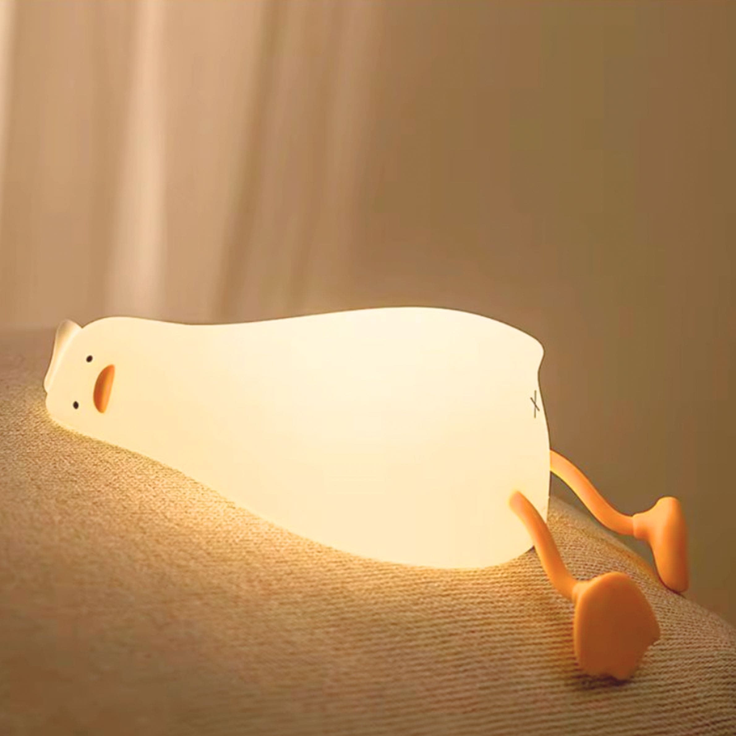 Notre veilleuse bébé en silicone en forme de canard allie douceur, sécurité et fantaisie, pour illuminer les nuits avec tendresse dans l’univers Bellemoon.