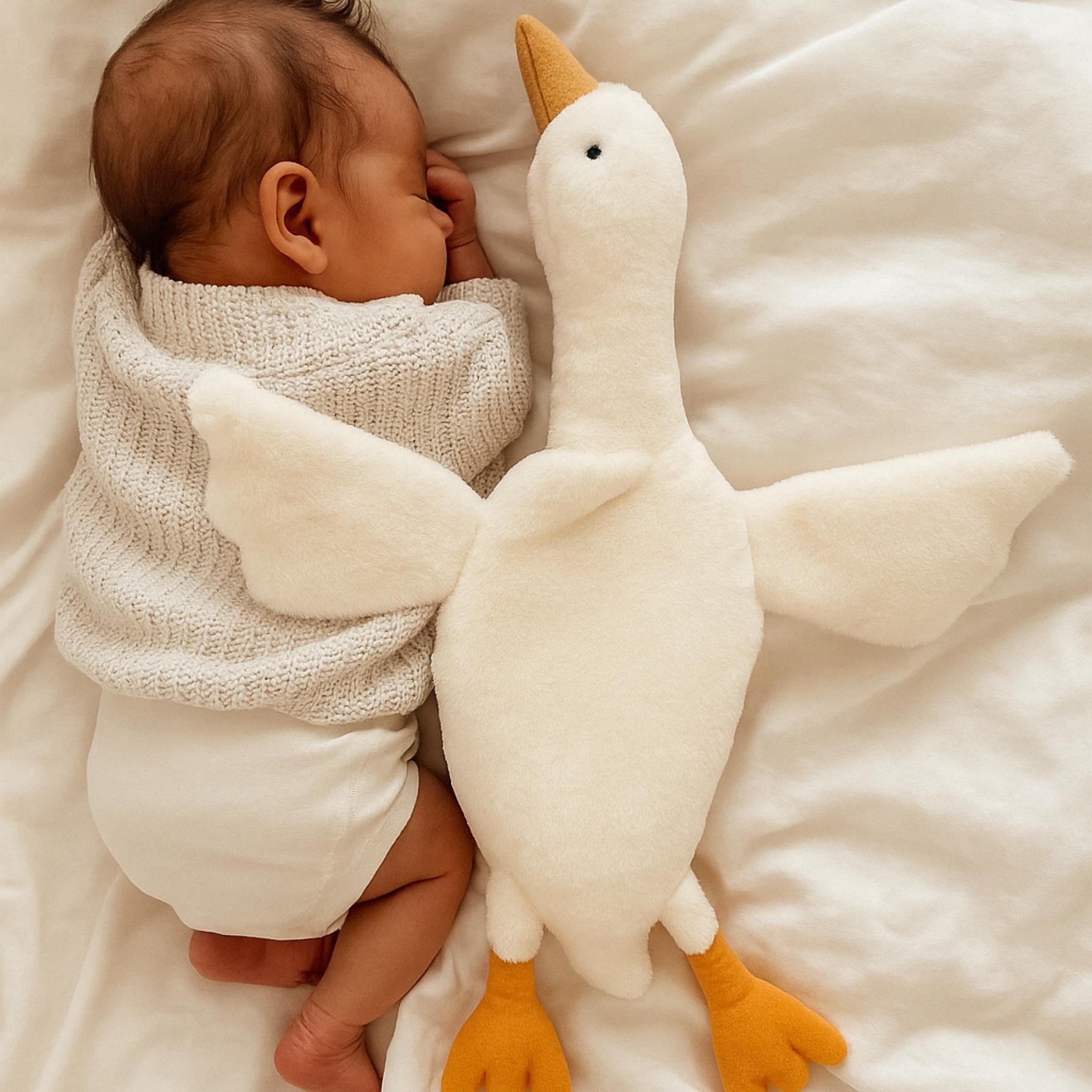 Nouveau-né dormant tendrement avec une peluche canard douce Bellemoon