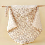 le derrière d'une couverture à capuche bébé ou couverture d'emmaillotage motif de flore, écru et marron avec oreille de lapin