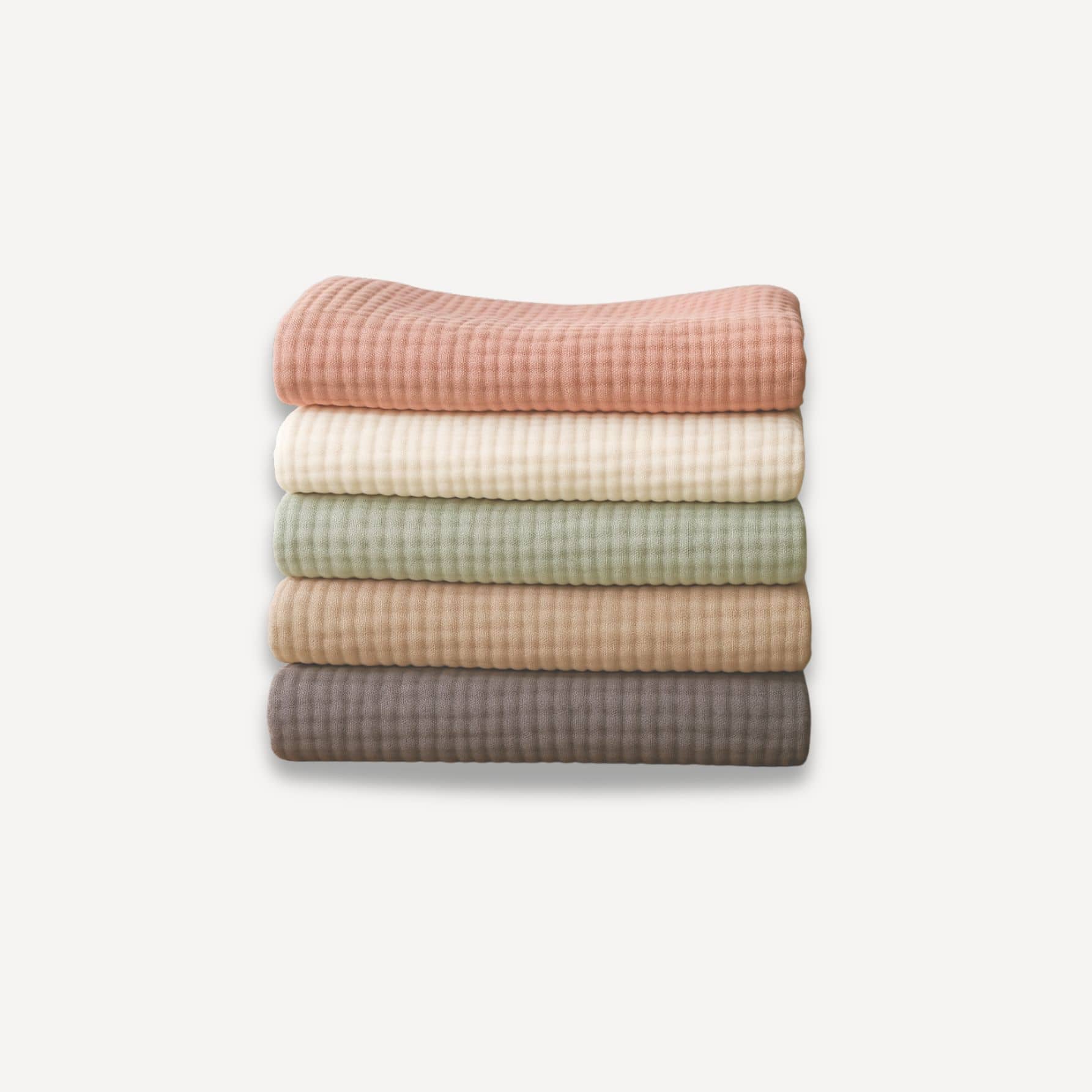 Lot de cinq couvertures pour bébé en gaze de coton, douces et respirantes, avec de belles finitions visibles en détail pour allier confort et élégance au quotidien.