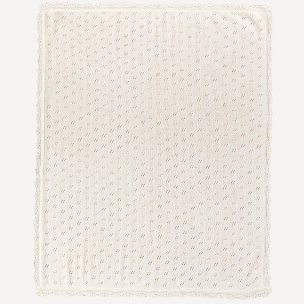 La vue d’ensemble de notre couverture en tricot pour bébé blanche laisse apparaître toute la finesse de sa maille et la pureté de sa teinte, reflet de l’élégance douce et intemporelle propre à l’univers Bellemoon.