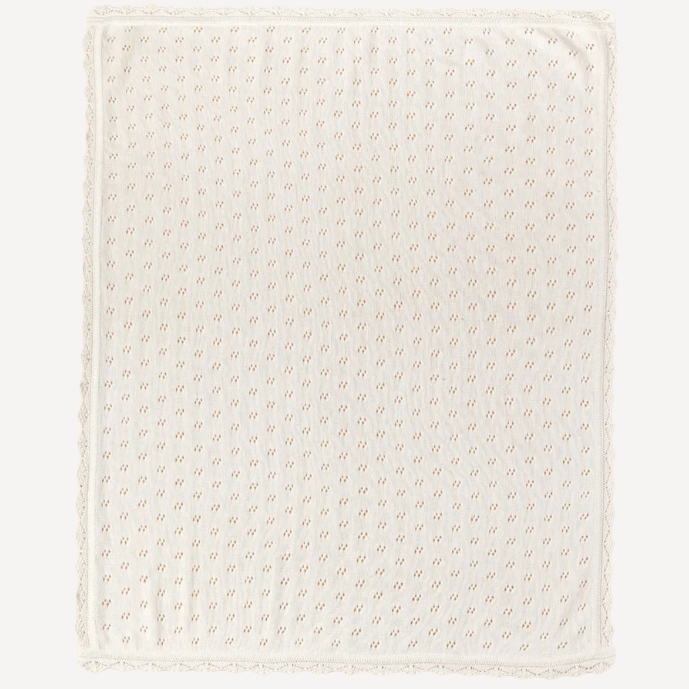 La vue d’ensemble de notre couverture en tricot pour bébé blanche laisse apparaître toute la finesse de sa maille et la pureté de sa teinte, reflet de l’élégance douce et intemporelle propre à l’univers Bellemoon.